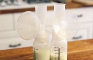Сколько хранится сцеженное грудное молоко в холодильнике, морозильнике и при комнатной температуре?